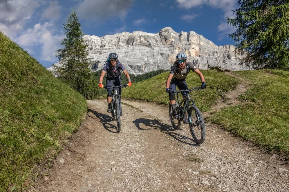 𝗧𝗥𝗔𝗜𝗟 𝗟𝗜𝗙𝗘 𝗔𝗧 𝗟𝗔 𝗖𝗥𝗨𝗦𝗖🚲

Pedala nel cuore delle Dolomiti a La Crusc! Tra 𝗽𝗮𝗻𝗼𝗿𝗮𝗺𝗶 𝘀𝗽𝗲𝘁𝘁𝗮𝗰𝗼𝗹𝗮𝗿𝗶 𝗲 𝘀𝗲𝗻𝘁𝗶𝗲𝗿𝗶 𝗶𝗺𝗺𝗲𝗿𝘀𝗶 nella natura, la rete