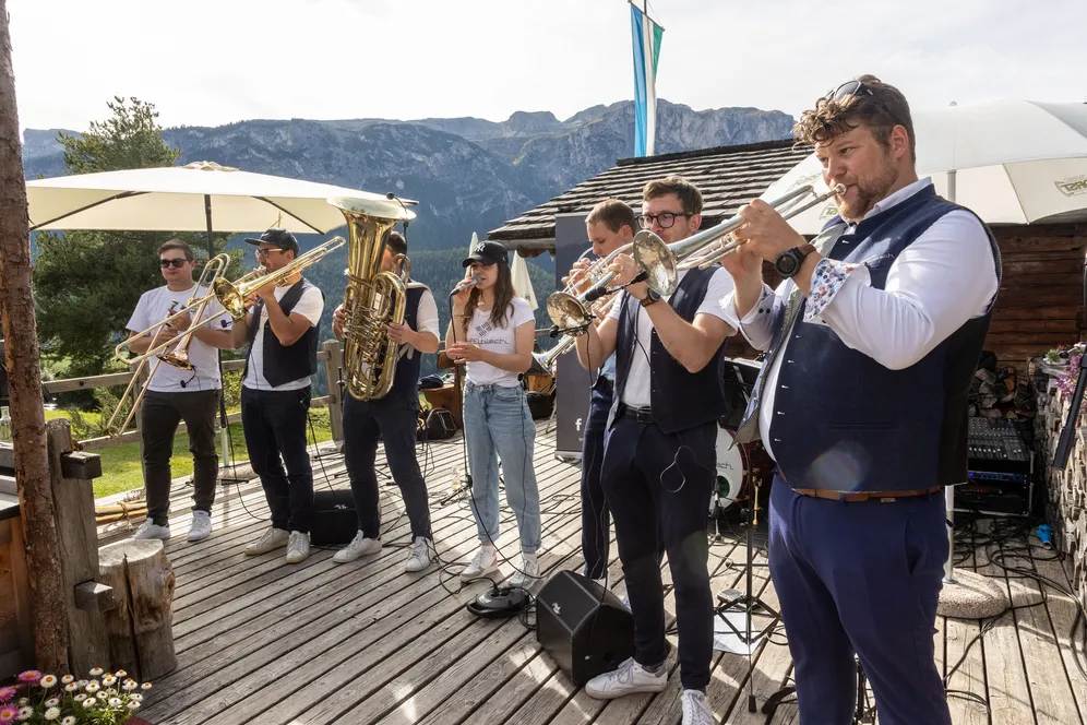 𝗟𝗜𝗩𝗘 𝗠𝗨𝗦𝗜𝗖 𝗜𝗡 𝗧𝗛𝗘 𝗠𝗢𝗨𝗡𝗧𝗔𝗜𝗡𝗦🎺

📅 𝟭𝟵.𝟬𝟳.𝟮𝟬𝟮𝟲 – 𝗨̈𝘁𝗶𝗮 𝗟’𝗧𝗮𝗺𝗮́ + 𝟮𝟯.𝟬𝟴.𝟮𝟬𝟮𝟲 – 𝗨̈𝘁𝗶𝗮 𝗡𝗮𝗴𝗹𝗲𝗿

Noi siamo molto legati alle 𝗻𝗼𝘀𝘁𝗿𝗲 𝘁𝗿𝗮𝗱𝗶𝘇𝗶𝗼𝗻𝗶 𝗹
