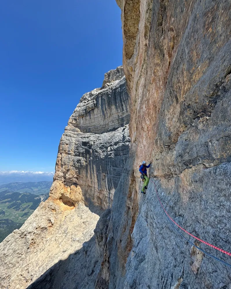 𝗚𝗘𝗧 𝗩𝗘𝗥𝗧𝗜𝗖𝗔𝗟! 🧗‍♀️

Per gli 𝗮𝗺𝗮𝗻𝘁𝗶 𝗱𝗲𝗹𝗹'𝗮𝗿𝗿𝗮𝗺𝗽𝗶𝗰𝗮𝘁𝗮, il Sas dla Crusc è una meta da vivere almeno una volta. 🧗⛰️ 
Dalle storiche ascens
