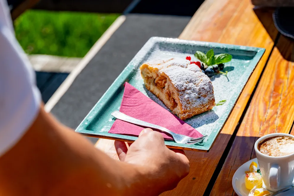 𝗧𝗛𝗘 𝗟𝗔𝗗𝗜𝗡 𝗪𝗔𝗬 💚🤍💙
Nella zona di La Crusc troverete 𝗻𝘂𝗺𝗲𝗿𝗼𝘀𝗶 𝗿𝗶𝗳𝘂𝗴𝗶 𝗲 𝗽𝘂𝗻𝘁𝗶 𝗱𝗶 𝗿𝗶𝘀𝘁𝗼𝗿𝗼, dove potrete fermarvi a gustare i piatti tradiz
