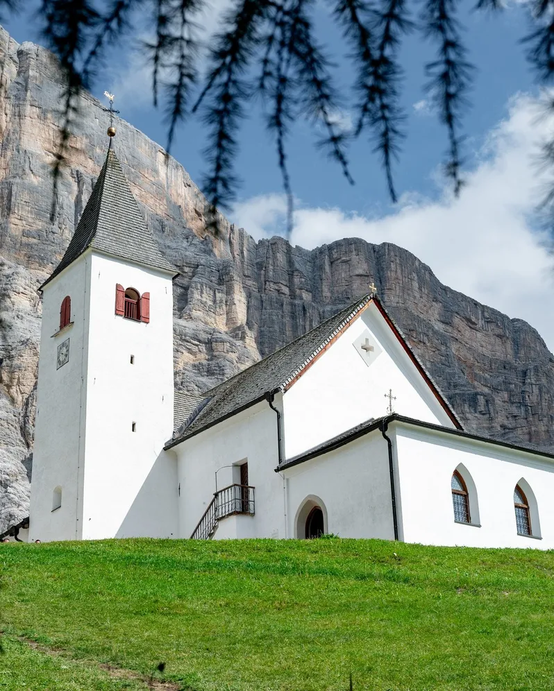 𝗧𝗛𝗘 𝗔𝗥𝗧 𝗢𝗙 𝗟𝗔 𝗖𝗥𝗨𝗦𝗖 🖌🎨

Entrando nel Santuario di La Crusc, lo sguardo incontra antichi affreschi del 𝗫𝗩𝗜𝗜 𝘀𝗲𝗰𝗼𝗹𝗼, che raccontano secol