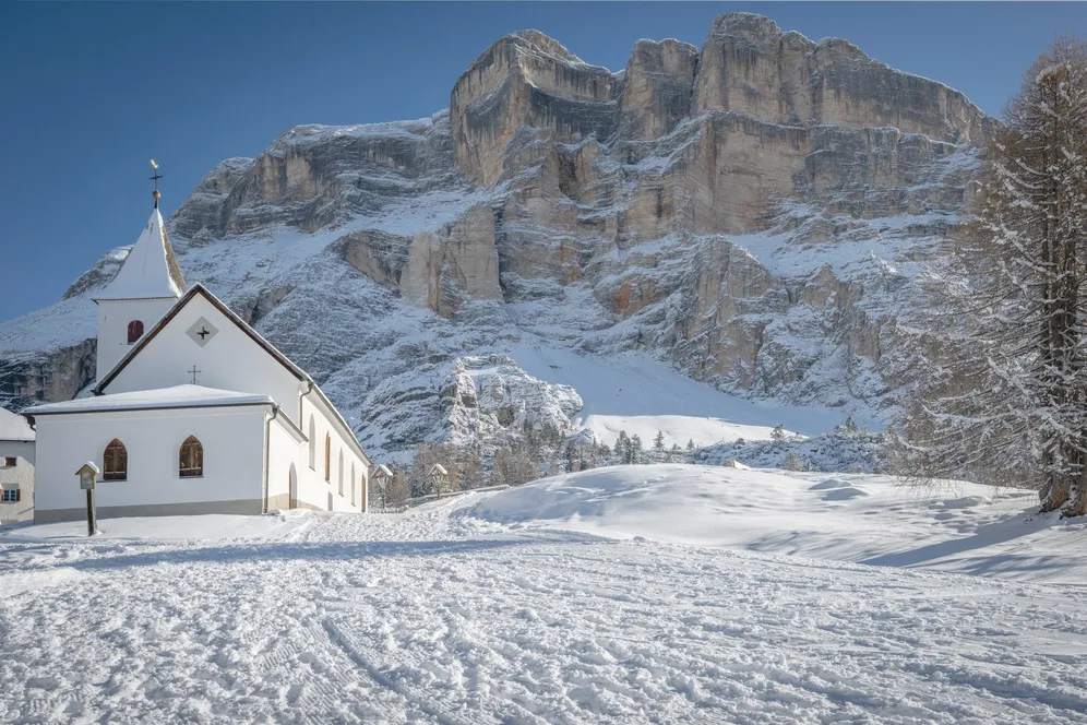 𝗟𝗔 𝗖𝗥𝗨𝗦𝗖 𝗦𝗔𝗡𝗖𝗧𝗨𝗔𝗥𝗬 ⛪

Un luogo magico, fatto di storia e tradizione.
Il Santuario di La Crusc, ai piedi del maestoso 𝗦𝗮𝘀 𝗱𝗹𝗮 𝗖𝗿𝘂𝘀𝗰, reg