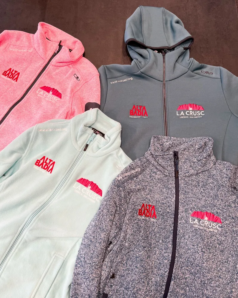 𝗦𝗛𝗢𝗣 𝗟𝗔 𝗖𝗥𝗨𝗦𝗖 🛍️

Sono arrivate le nuovissime 𝗳𝗲𝗹𝗽𝗲 𝗟𝗮 𝗖𝗿𝘂𝘀𝗰❗
Modelli uomo e donna, nuovi colori per uno stile firmato La Crusc e Alta 