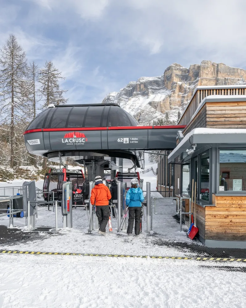 𝗟𝗔 𝗖𝗥𝗨𝗦𝗖 𝟮 🚠

La cabinovia La Crusc 2, inaugurata nel 2019, è la chiave per raggiungere il 𝗦𝗮𝗻𝘁𝘂𝗮𝗿𝗶𝗼 𝗟𝗮 𝗖𝗿𝘂𝘀𝗰 in pochi minuti. 💨 
Le mo