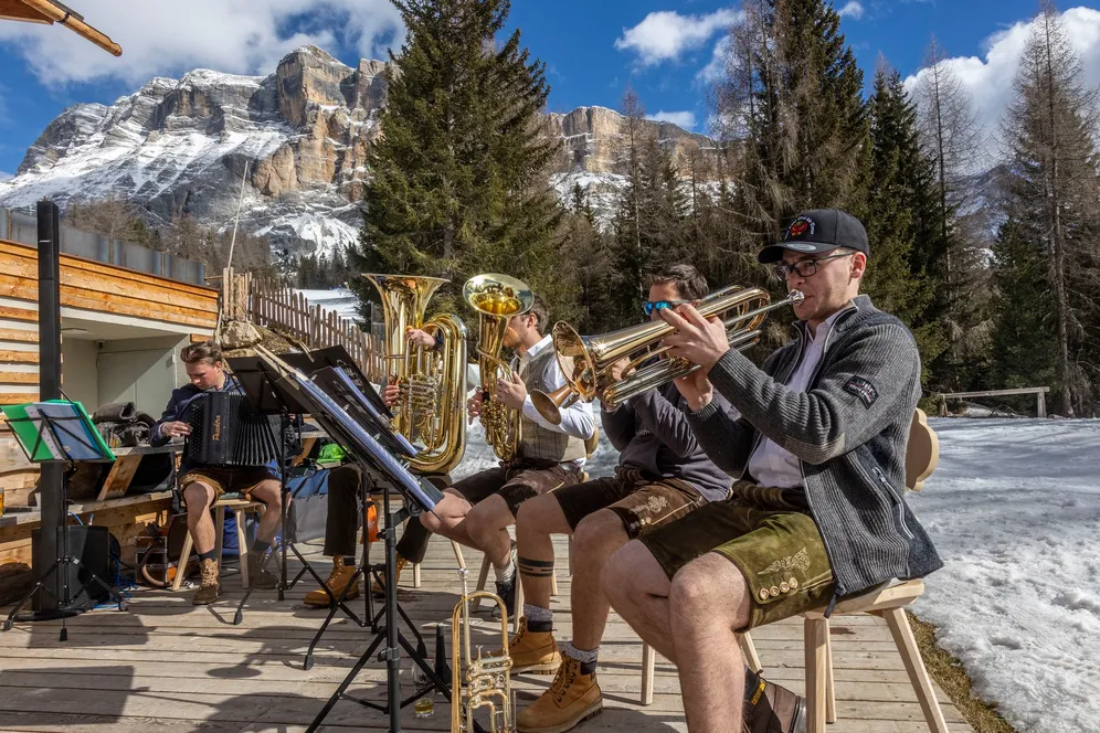 𝗥𝗢𝗗𝗔 𝗗𝗟𝗘𝗦 𝗦𝗔𝗨𝗦 – 𝗙𝗲𝘀𝘁𝗮 𝗱’𝗮𝗽𝗲𝗿𝘁𝘂𝗿𝗮 🎶

Dal 𝟭𝟱 𝗮𝗹 𝟮𝟮 𝗺𝗮𝗿𝘇𝗼 torna Roda dles Saus, la settimana dedicata ai sapori della 𝘁𝗿𝗮𝗱𝗶𝘇𝗶𝗼𝗻𝗲 𝗹𝗮𝗱𝗶𝗻𝗮. 