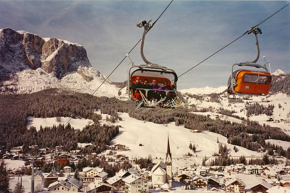 𝗩𝗜𝗡𝗧𝗔𝗚𝗘 𝗣𝗔𝗥𝗧𝗬 🪩

Torna uno degli appuntamenti più attesi dell’anno! ✨
Il 𝟱 𝗲 𝟲 𝗮𝗽𝗿𝗶𝗹𝗲 l’Alta Badia si trasforma in un 𝘃𝗶𝗮𝗴𝗴𝗶𝗼 𝗻𝗲𝗹 𝘁𝗲𝗺𝗽𝗼