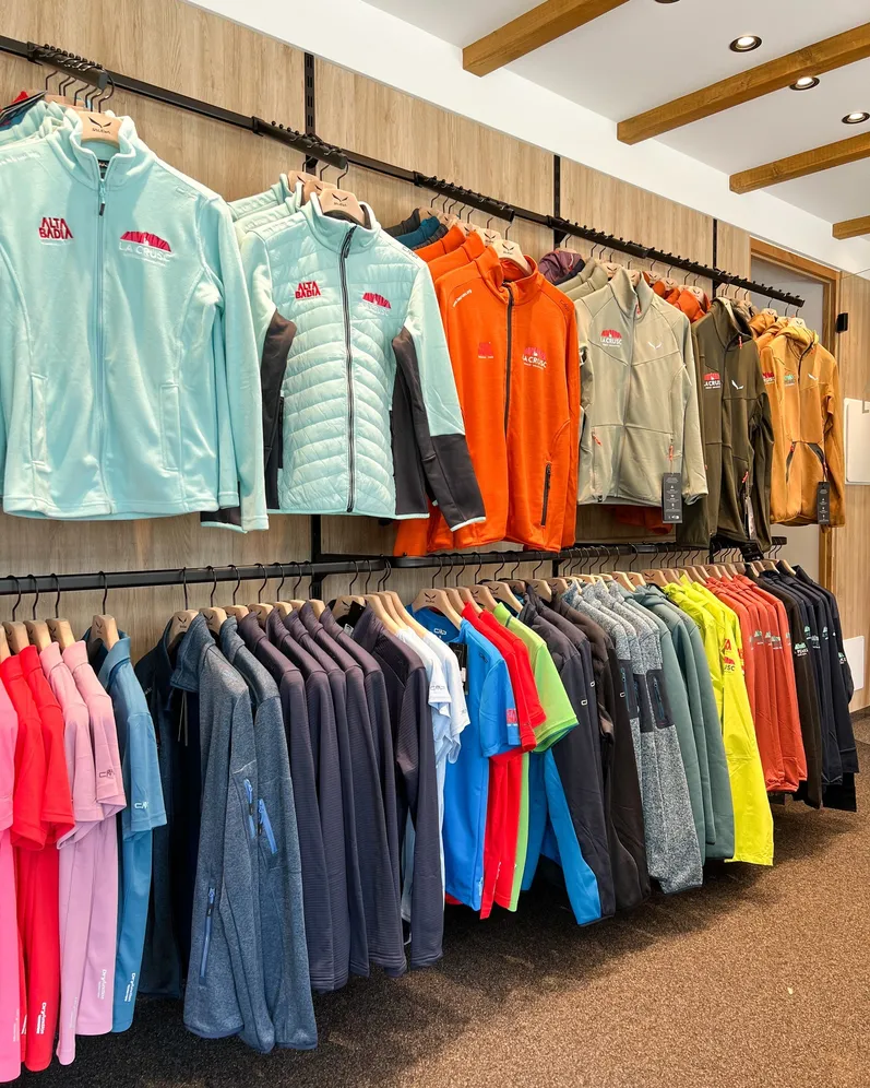 𝗦𝗛𝗢𝗣 𝗟𝗔 𝗖𝗥𝗨𝗦𝗖 🛒

Lo Shop La Crusc ti accoglie 𝘁𝘂𝘁𝘁𝗼 𝗹’𝗮𝗻𝗻𝗼!
Anche fuori stagione siamo felici di aprirti le porte del nostro negozio a 