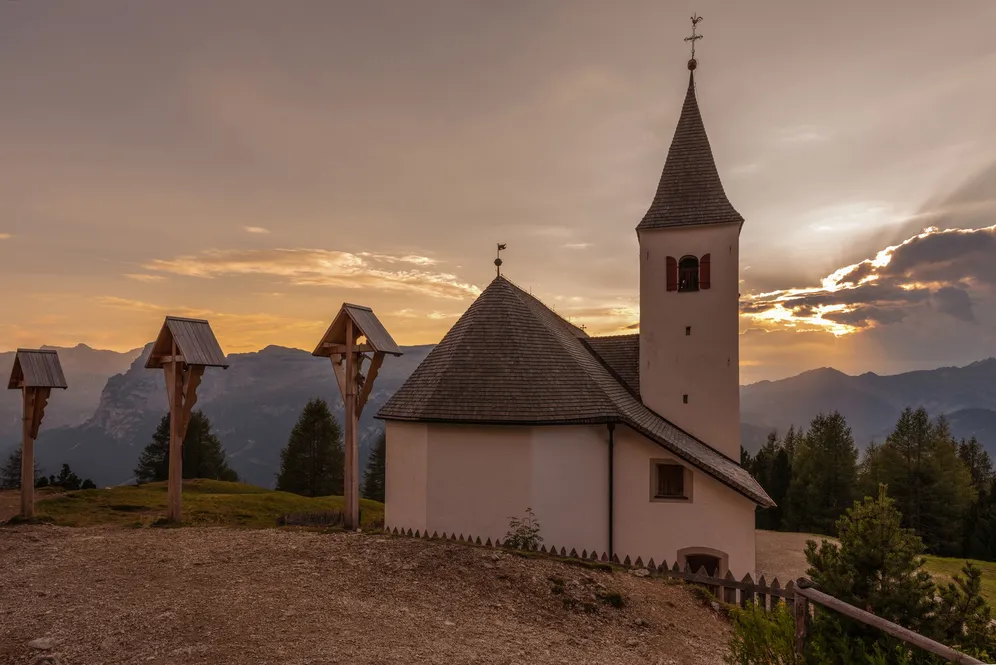 𝗪𝗛𝗘𝗡 𝗧𝗛𝗘 𝗦𝗨𝗡 𝗚𝗢𝗘𝗦 𝗗𝗢𝗪𝗡 🌄

Al 𝗦𝗮𝗻𝘁𝘂𝗮𝗿𝗶𝗼 𝗟𝗮 𝗖𝗿𝘂𝘀𝗰 il tramonto ha qualcosa di unico. ⛪️
La luce si abbassa, il cielo si colora e il silenz