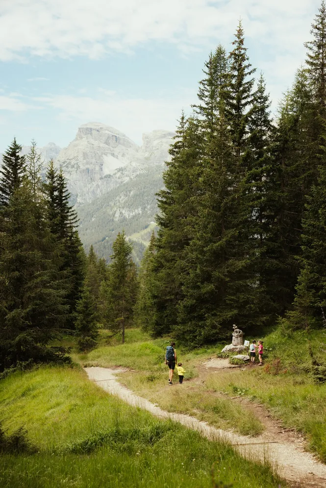 𝗜𝗠𝗠𝗘𝗥𝗦𝗘𝗗 𝗜𝗡 𝗡𝗔𝗧𝗨𝗥𝗘 🌲

Il fruscio dei larici e l’aria fresca che 𝗽𝗿𝗼𝗳𝘂𝗺𝗮 𝗱𝗶 𝗻𝗮𝘁𝘂𝗿𝗮 regalano una pace unica.
I boschi di La Crusc sanno s
