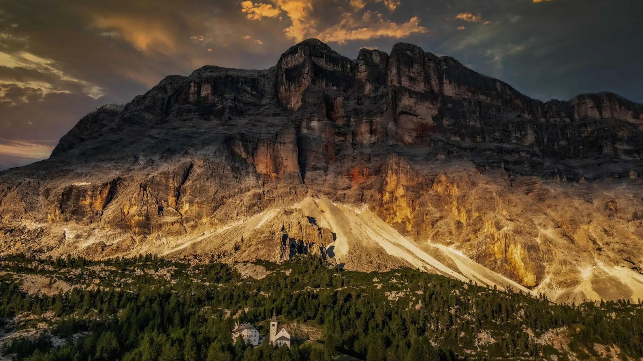 Il Sas dla Crusc e il rifugio Santa Croce