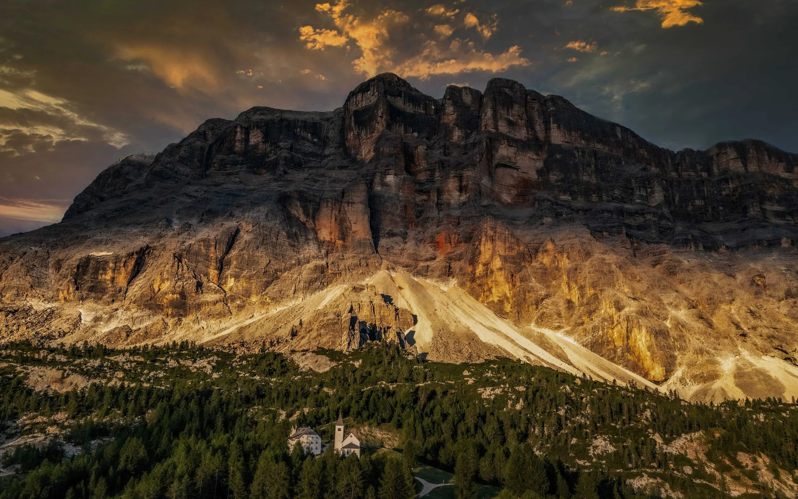 Der Sas dla Crusc und die Schutzhütte Heiligkreuz