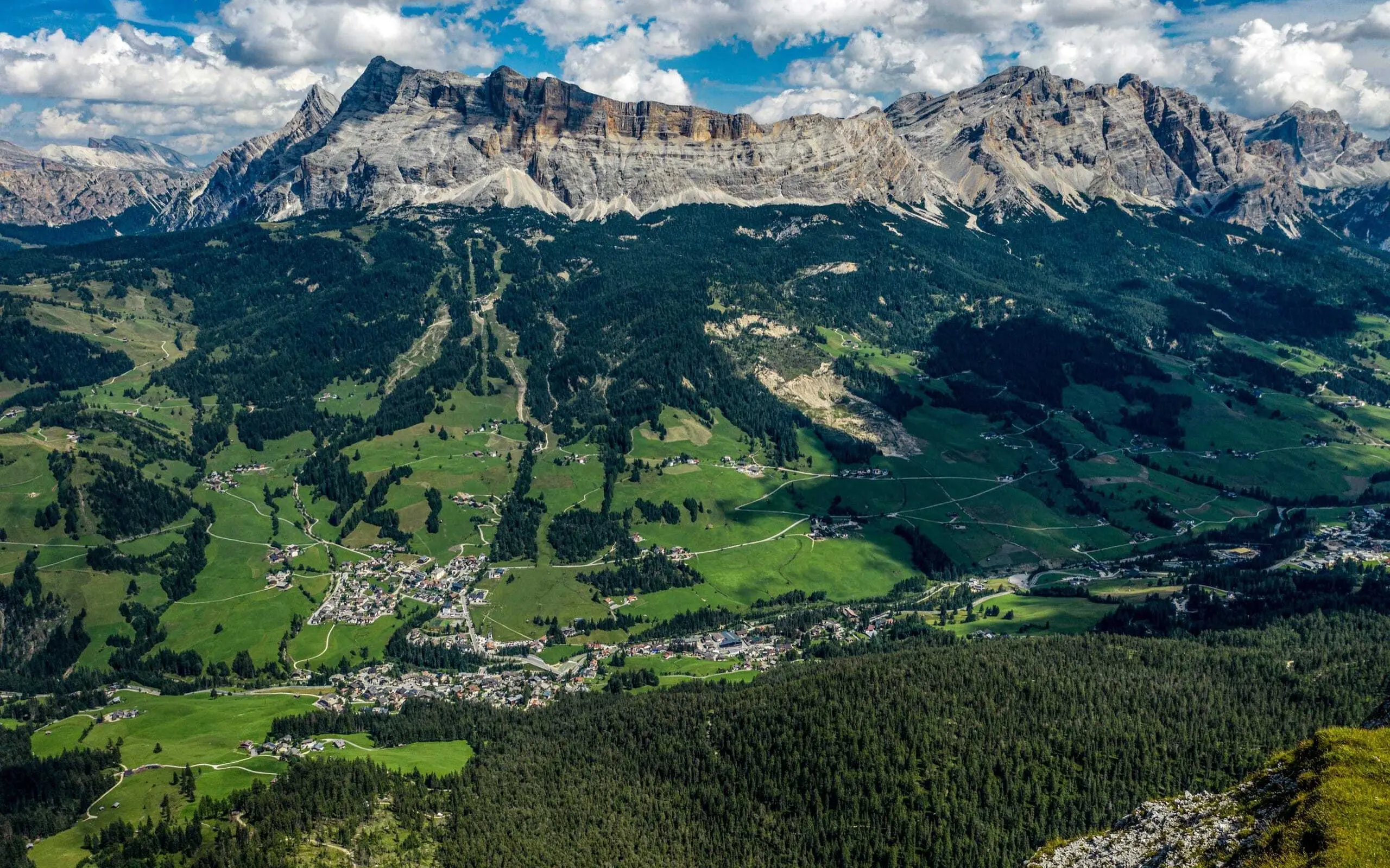 Il paese di Badia in estate Alto Adige