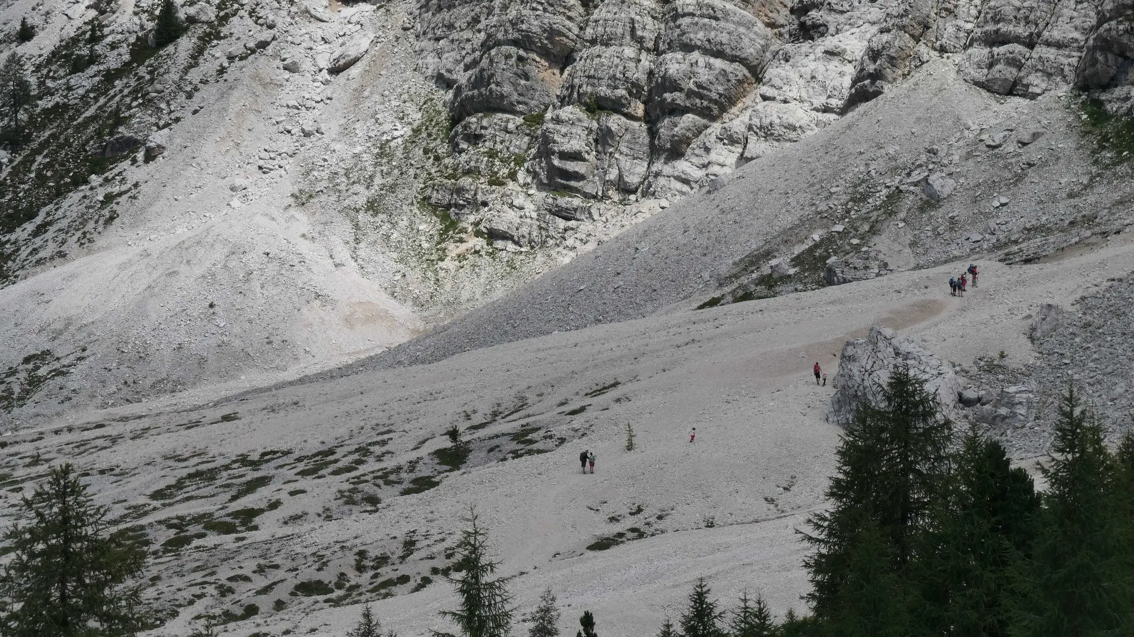 Escursione alla grotta della neve in Alta Badia