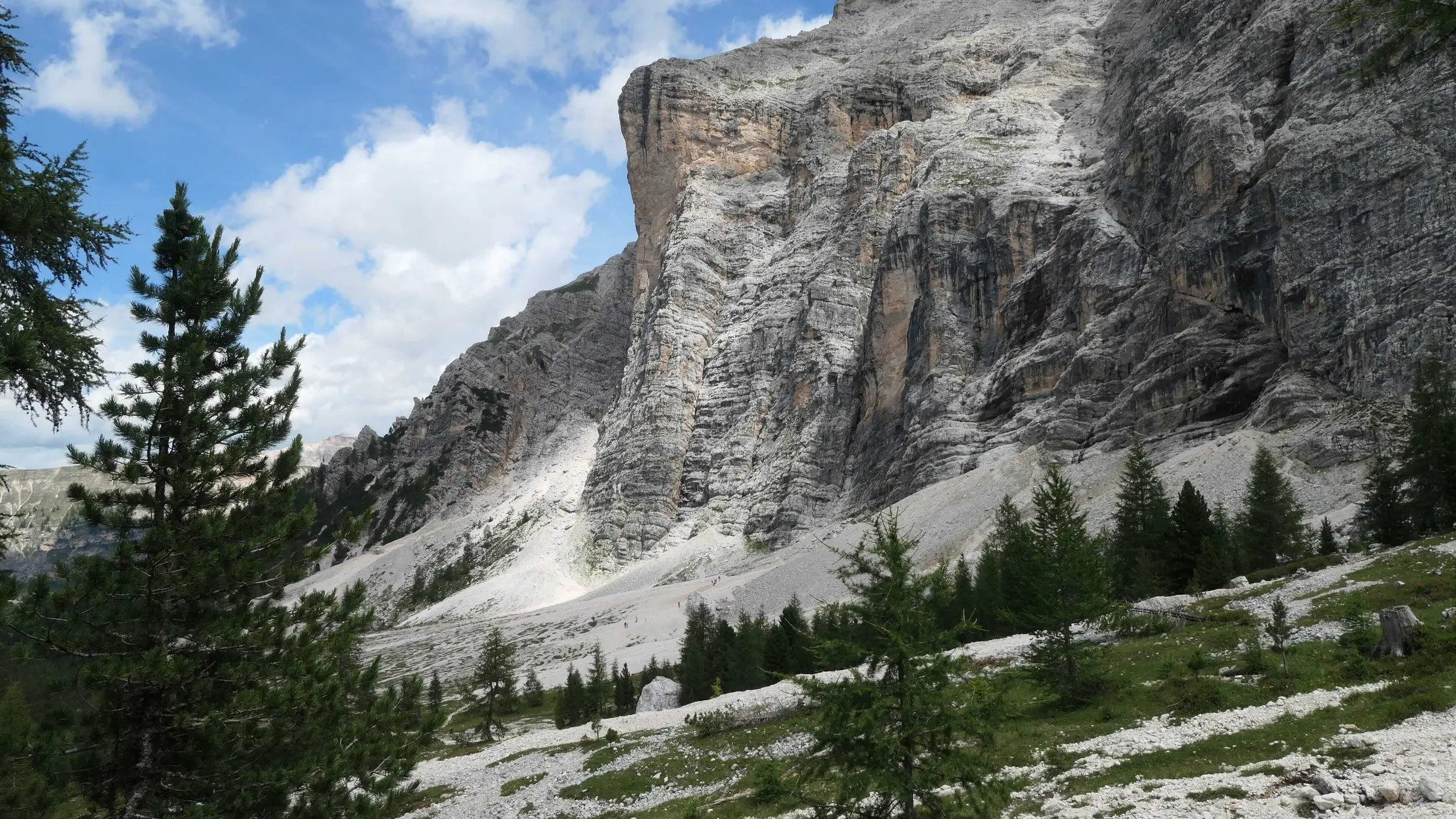 Sentiero verso la grotta della neve in Alta Badia