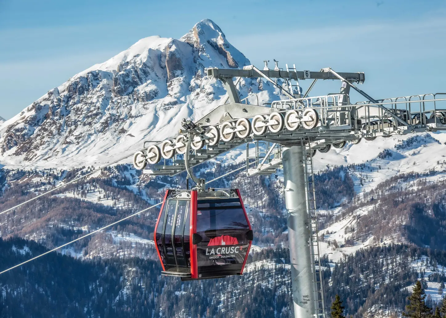 La Crusc 2 cable car with Sasso Putia in the background