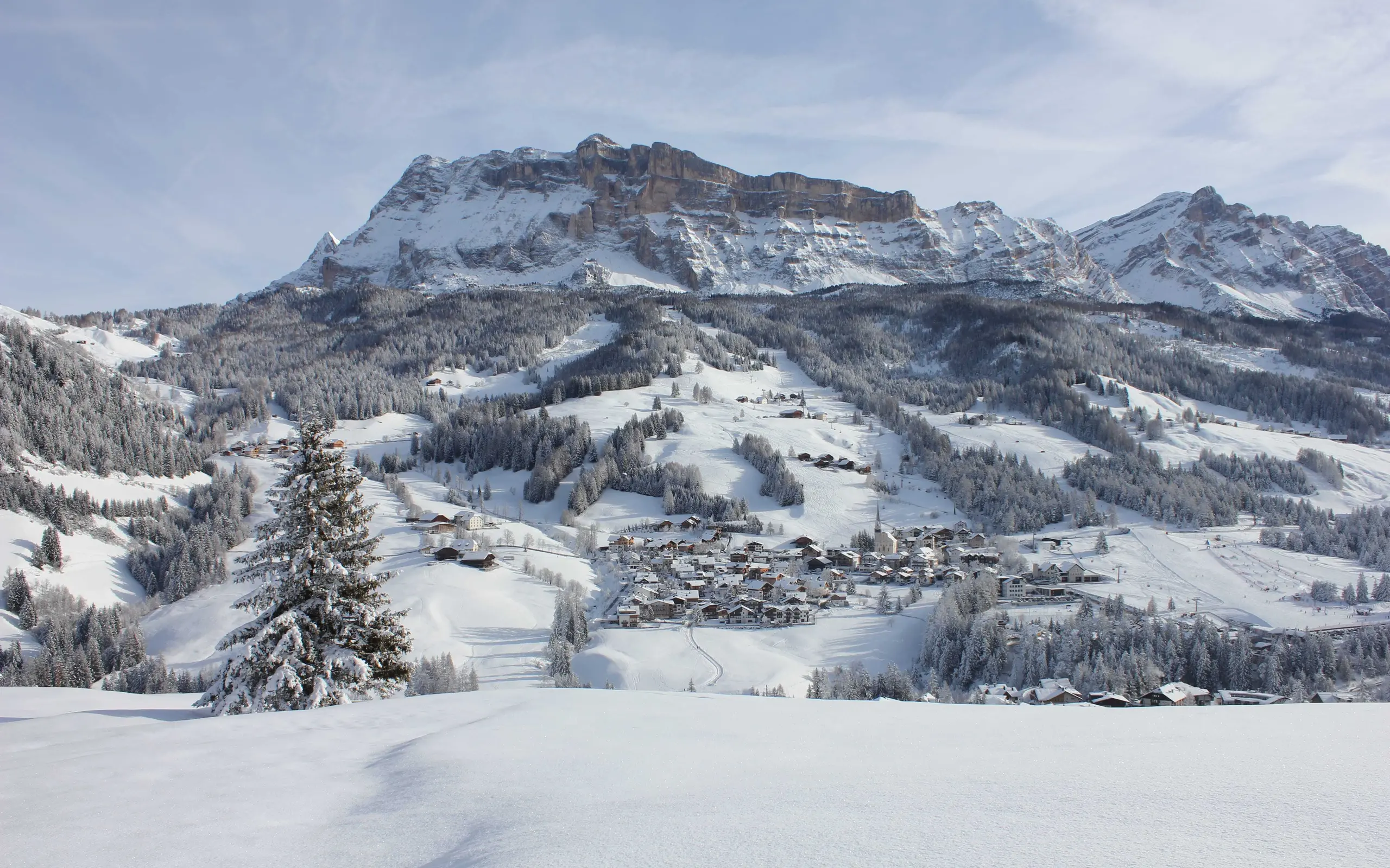 Badia con il Sas dla Crusc coperto di neve