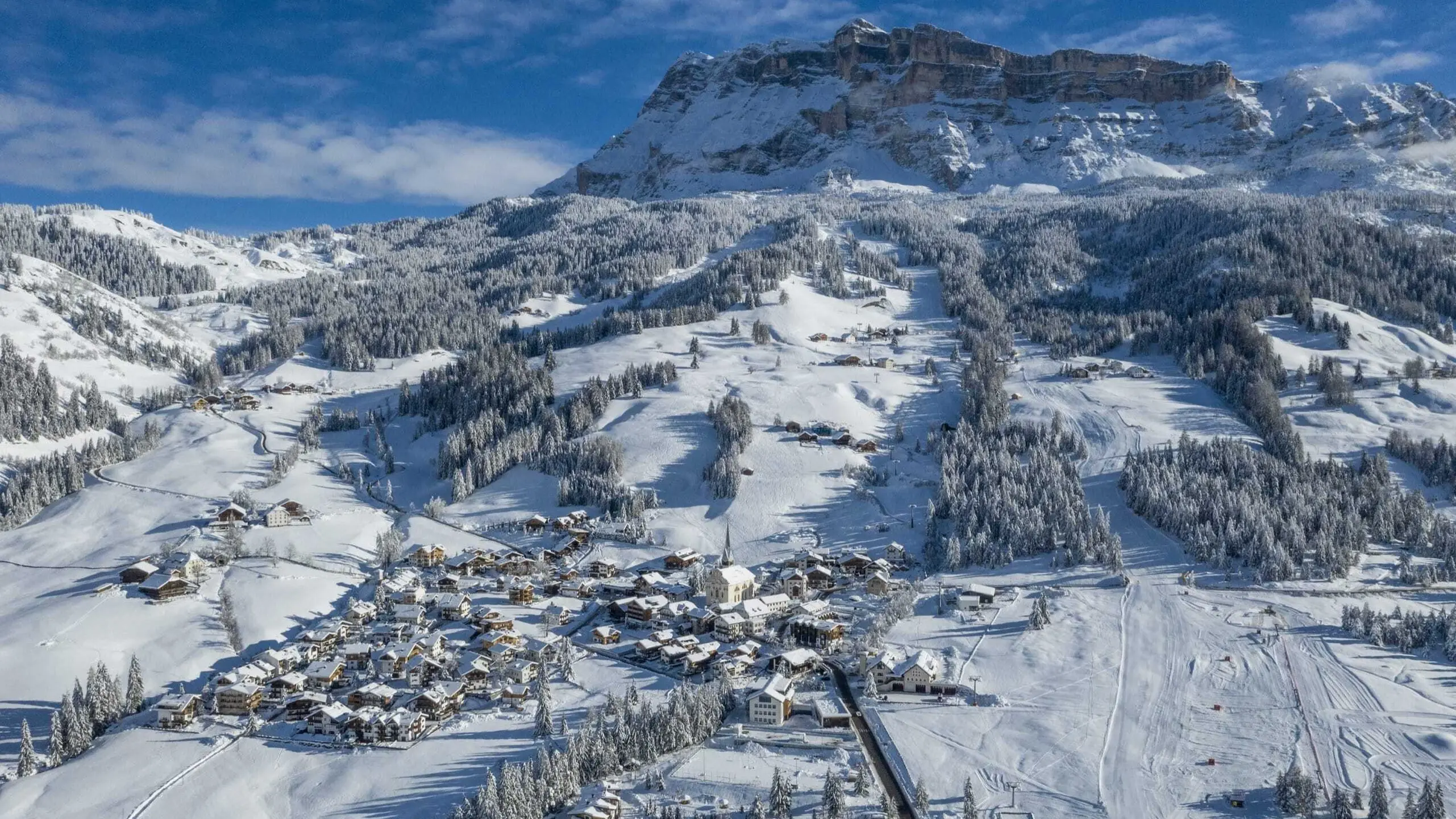 Das Dorf von Badia im Winter