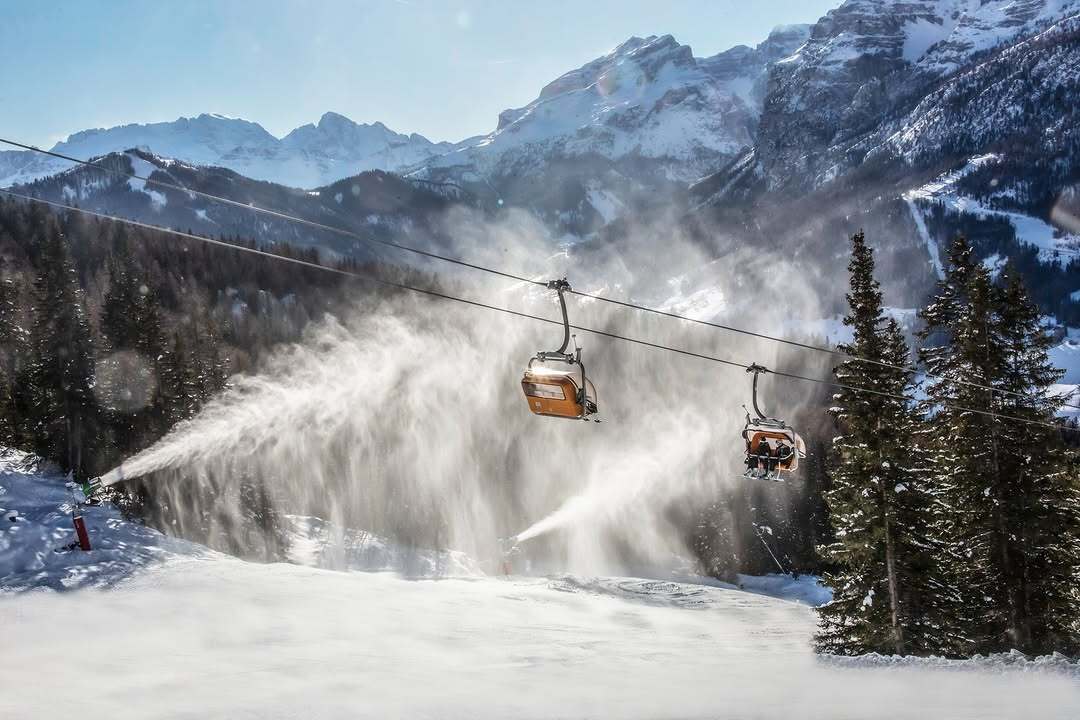 A 𝗟𝗮 𝗖𝗿𝘂𝘀𝗰 stiamo già preparando le piste per una nuova stagione invernale! ❄️
I primi fiocchi di neve hanno aumentato ancora di più la