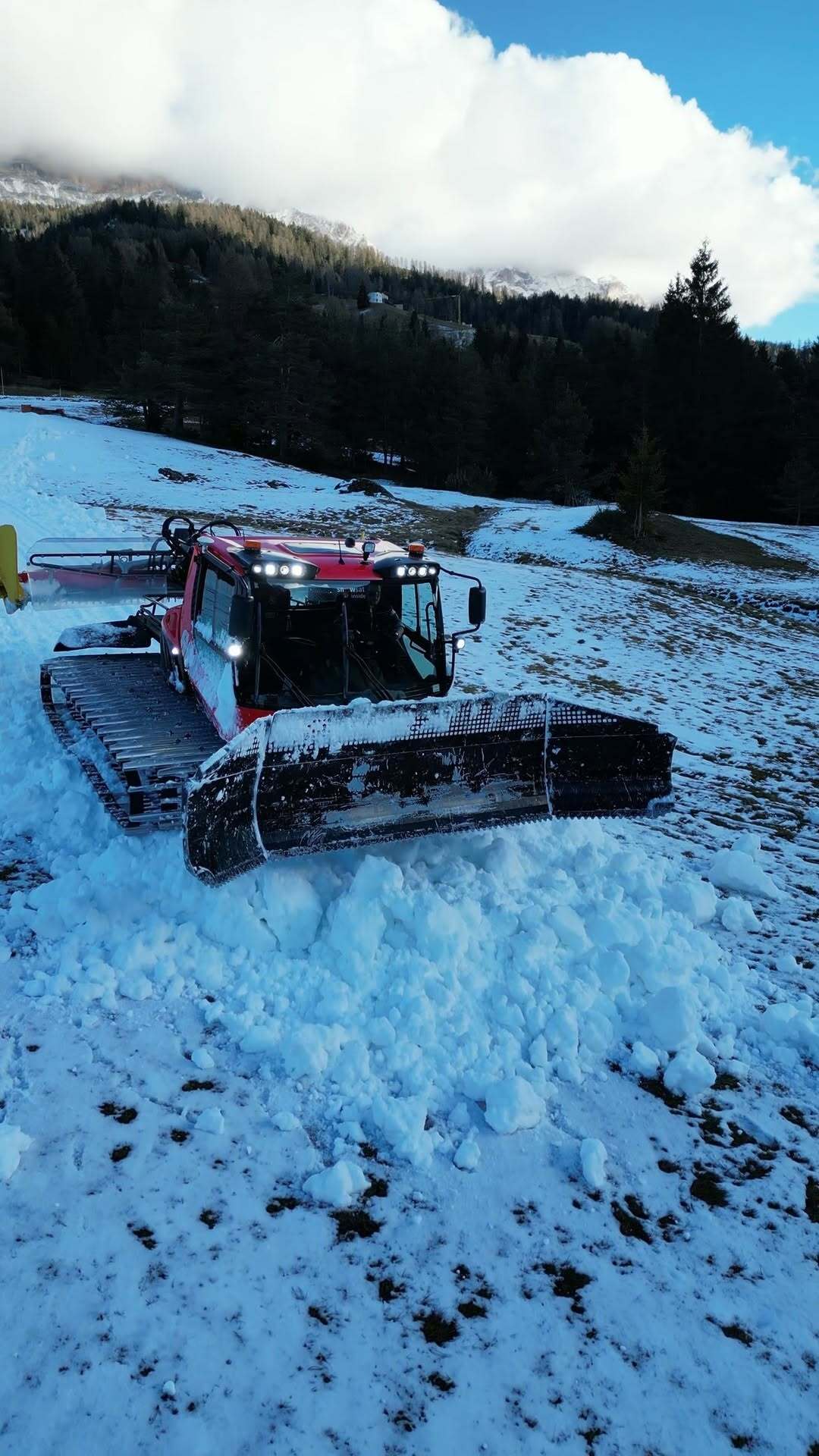 Almost there: Slopes fully prepared for December 5th, and with today's snowfall, even more ready! 💪🏻❄️
#lacrusc #santacroce #altabadia