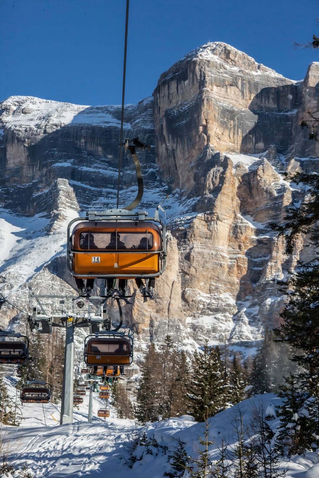𝗣𝗿𝗼𝗻𝘁𝗶, 𝗽𝗮𝗿𝘁𝗲𝗻𝘇𝗮, 𝘃𝗶𝗮! 🏁⛷️
Oggi apre la zona sciistica La Crusc. Sarà un inverno magico, con tanta neve e piste preparate come meglio