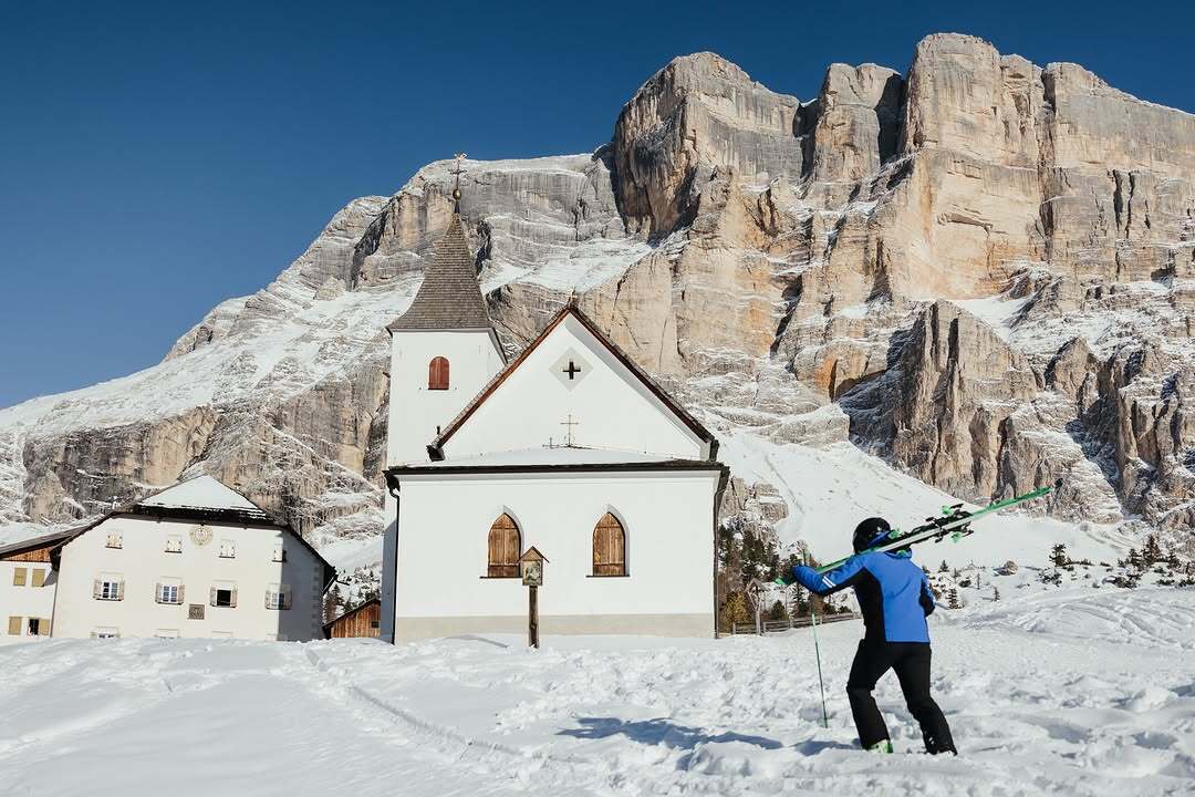 𝗦𝗞𝗜𝗧𝗢𝗨𝗥 𝗟𝗔 𝗖𝗥𝗨𝗦𝗖 🏔️
Lo Skitour La Crusc vi conduce in un angolo affascinante dell'Alta Badia, ai piedi del famoso 𝗦𝗮𝘀 𝗱𝗹𝗮 𝗖𝗿𝘂𝘀𝗰. Il sa