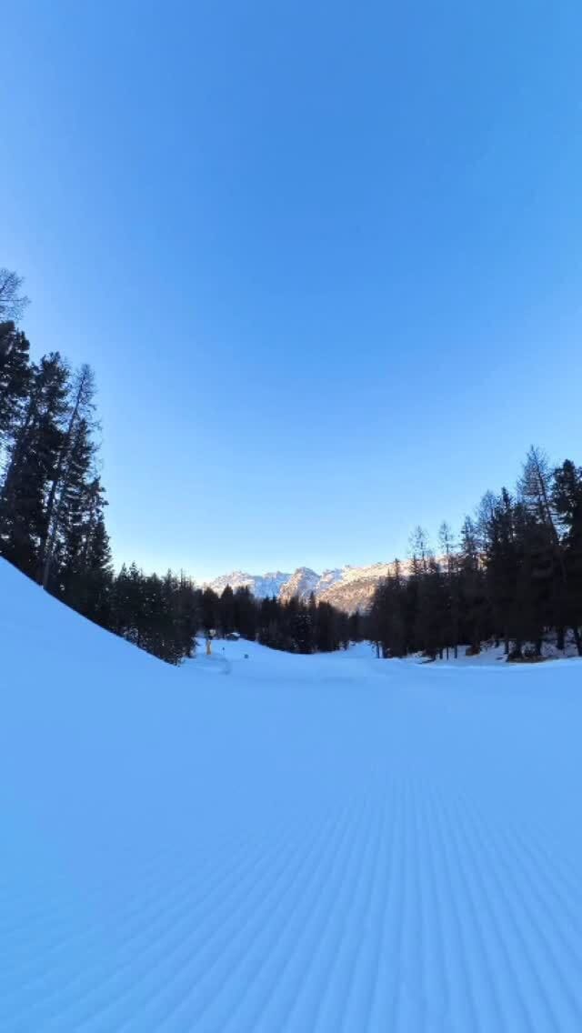 Between one ski turn and the next on our La Crusc slope, we take the opportunity to wish you a Happy and peaceful New Year, hoping this