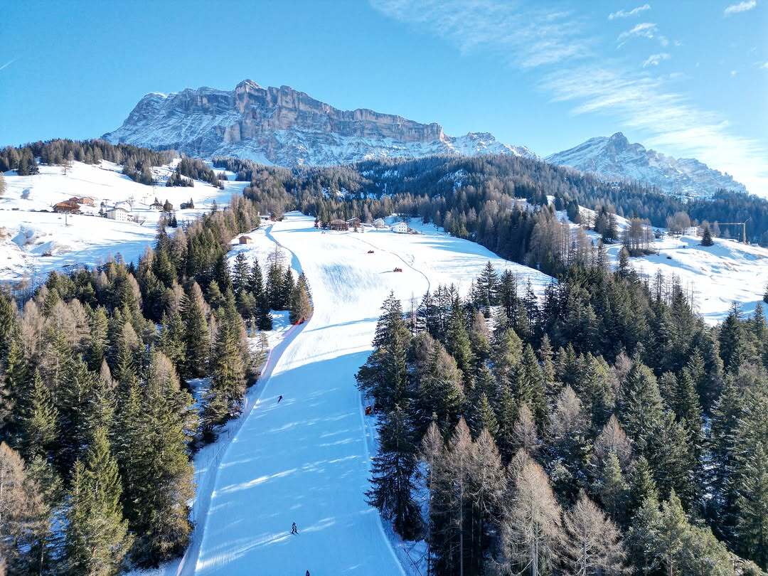 𝗪𝗜𝗡𝗧𝗘𝗥 𝗠𝗔𝗚𝗜𝗖 ✨
Piste perfette, montagne innevate e viste spettacolari: il mix ideale per una vacanza sugli sci 𝗶𝗻𝗱𝗶𝗺𝗲𝗻𝘁𝗶𝗰𝗮𝗯𝗶𝗹𝗲. 
•••